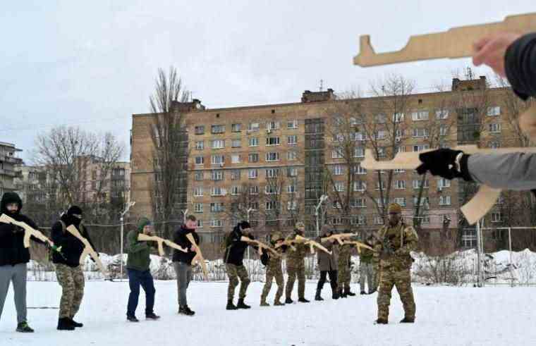A military instructor teaches civilians how to hold replica Kalashnikov rifles during training in Kiev on January 30, 2022 in Ukraine (AFP / Sergei SUPINSKY)