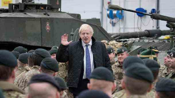 Boris Johnson besucht Truppen in Estland (Archivbild): Der britische Premier will Soldaten und Schiffe aussenden, um die Ost-Natopartner zu unterstützen. (Quelle: imago images/Stefan Rousseau)