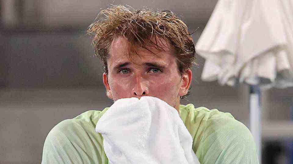 Tennis professional Alexander Zverev brought a cheeky saying in conversation with his brother after a victory that was touching for him.  At first, after his semi-final coup over Serbian top star Novak Djokovic, the Hamburger couldn't hold back his tears.  Deeply moved, he had covered his face with the towel for minutes.  Then the 24-year-old joked with Mischa Zverev in the Eurosport switchboard: "Stop crying.  One in the family is enough." Zverev played cool in the final two days later and became the first German Olympic champion in men's tennis.
