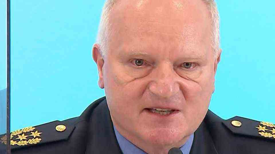 With tears in his eyes: police chief reports how he comforted mother