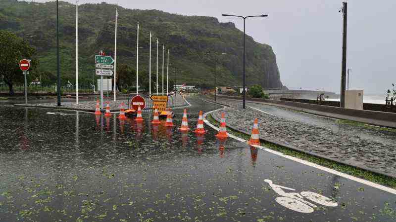 Cyclone Batsirai is near La Réunion, the entrance to the coastal road currently closed.