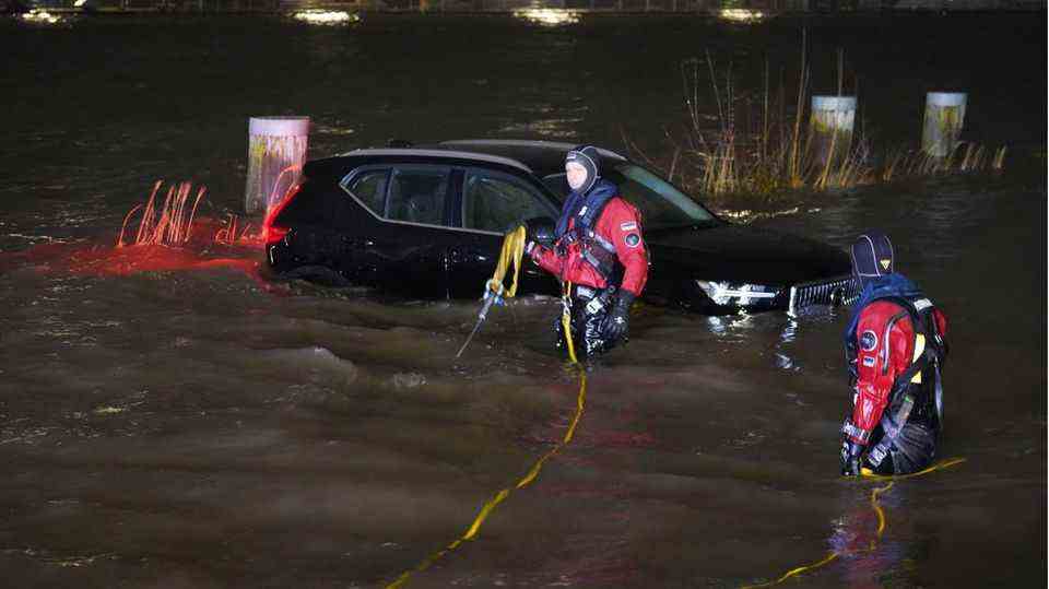 Einsatzkräfte der Feuerwehr ziehen in Hamburg Fahrzeuge aus dem Wasser. Sturmtief Nadia bescherte Hamburg eine Sturmflut.