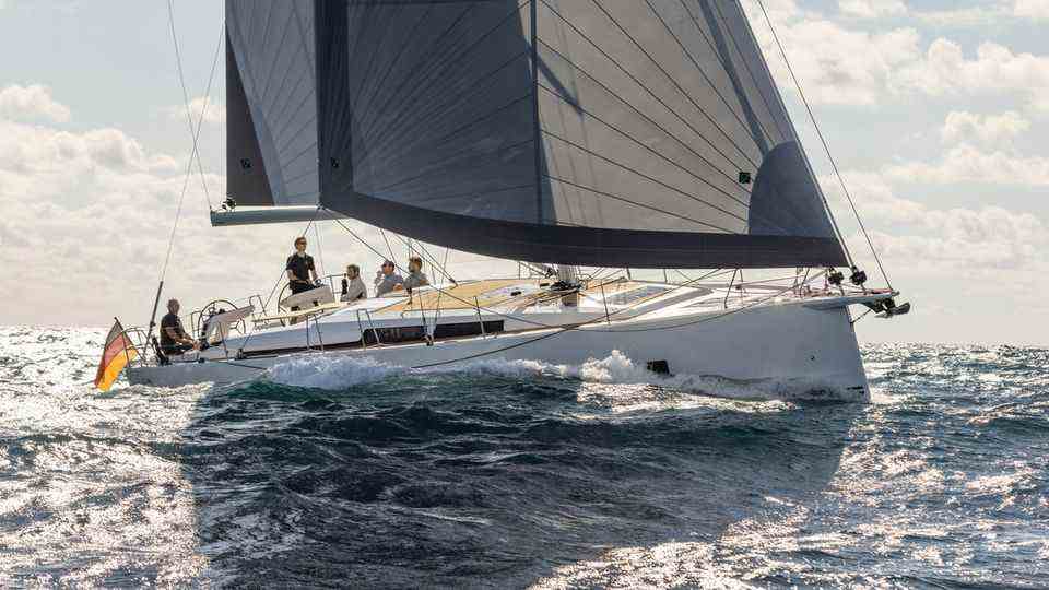 The Hanse 460 wins in the cruising boat category. The cruising yacht is a completely new development from the German shipyard.  The design comes from the French Olivier Racoupeau.  The jury: "With French finesse, Hanse has brought the most sought-after yacht of this size onto the market.  The wins "Size" from Greifswald not only from a design point of view, but also in substance, the Hanse 460 is above average." Price: approx. 322,370 euros.