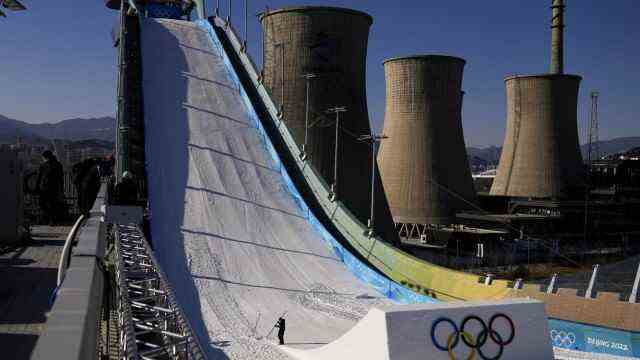 Architecture at the Olympics in Beijing: The Big Air Shougang is located in the vicinity of the old cooling towers of a steel works in the former industrial area.