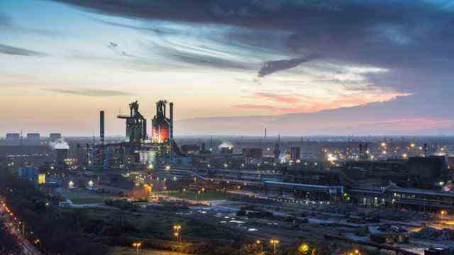 Industry: Blast furnace in Duisburg: Steelmaking is Thyssenkrupp's core business.  But the group has long been making more money with car parts or the materials trade.
