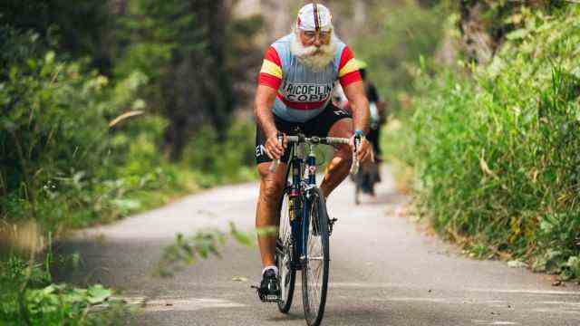 New trend: At "Giro Bavarese" at the Tegernsee only those who ride on an old bike are allowed to participate.