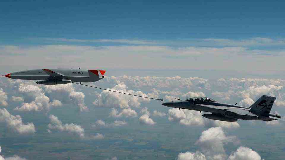 Video: Fighter jet refueled for the first time in flight by an unmanned drone