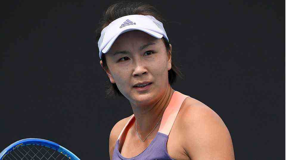 Chinese tennis player Peng Shuai denies in a new video that she was abused by a senior party official.