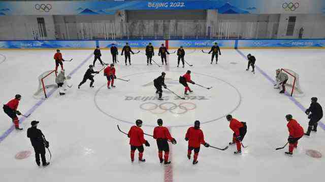 Ice hockey at the Olympics: Preparation for the first game against Canada: The German team training in the Wukesong Arena in Beijing.