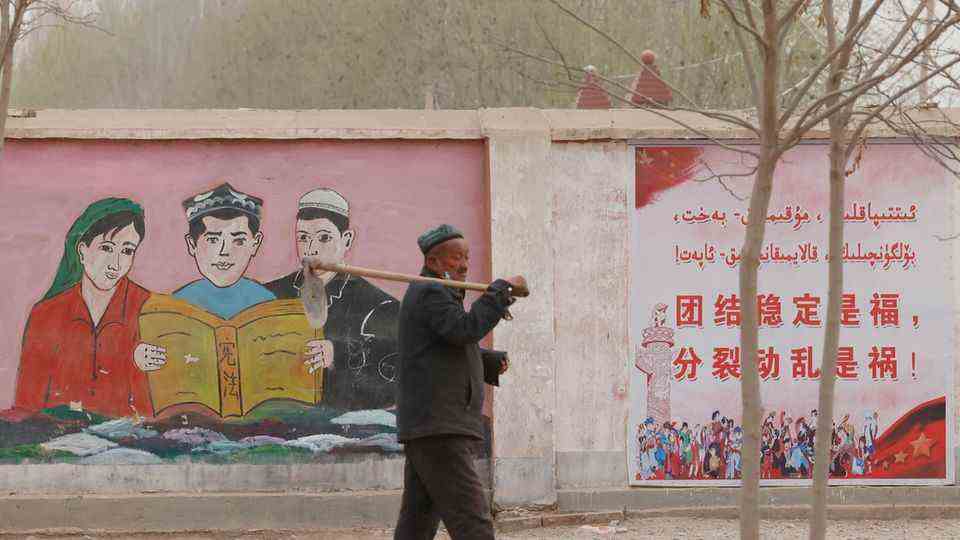 Propaganda graffiti calls for unity and stability