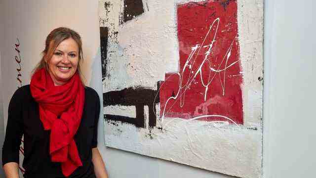 Art in the district: Course leader Elke Lorenz in front of her own work, it bears the title in a nutshell "kind".