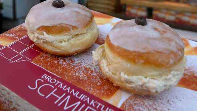 Sample: There is a donut with a latte macchiato filling at Brotmanufaktur Schmidt.