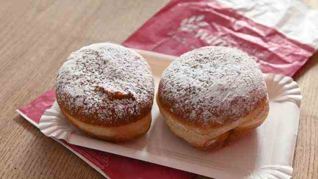 Tasting: There could have been a little more jam with the Krapfen classic from the private bakery Wimmer.