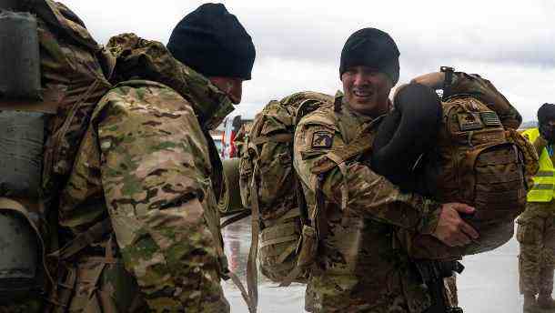Amerikanische Soldaten (Archivbild): Die USA ziehen Mitglieder der Nationalgarde aus der Ukraine ab. (Quelle: imago images/Taylor Slater)