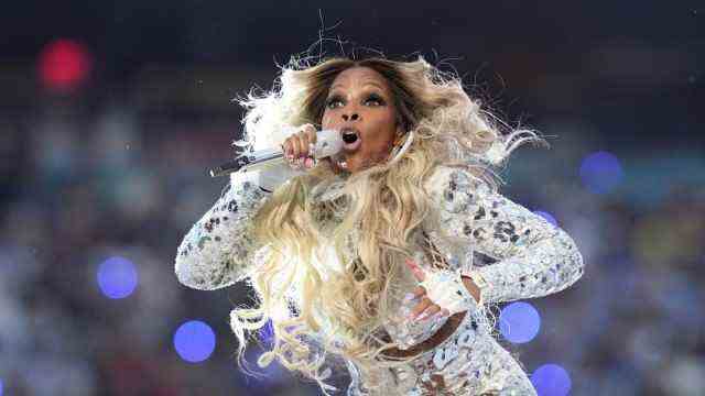 Super Bowl Halftime Show: Two Song Fragments, Then It Was Over: Mary J. Blige.
