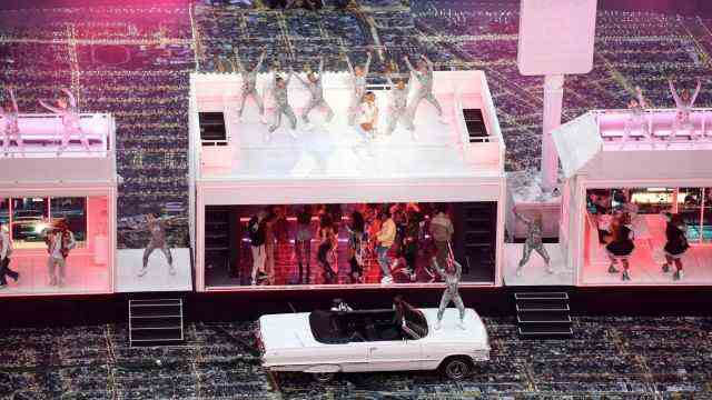Halftime show of the Super Bowl: A kind of doll's house was built from containers as a stage.
