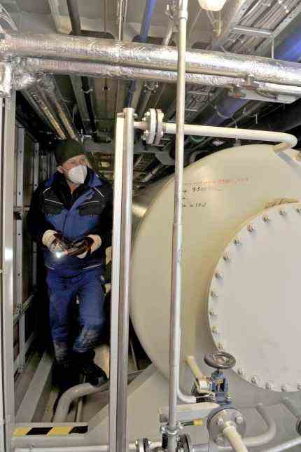Shipping on Lake Ammer: For the TÜV inspection, Jan Haupt also checks the steel quality inside the ship, here in the tank room.