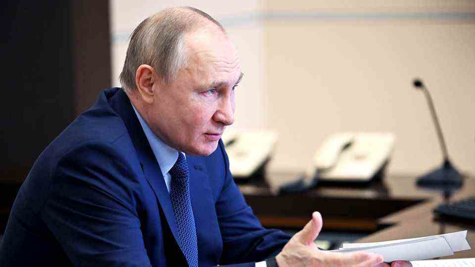 Russia: Vladimir Putin moves Russian troops further to the Ukrainian border