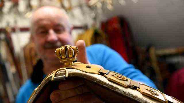 "New Memories": 37 years for the crown: The saddler Eugeniusz Niescior is responsible for the leather work in the circus.