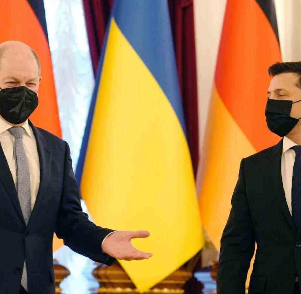 Bundeskanzler Olaf Scholz (SPD, l.) und Wolodymyr Selenskyj, Präsident der Ukraine im Marienpalast in Kiew