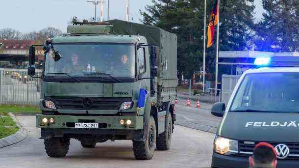 Fahrzeuge der Bundeswehr verlassen die Hindenburg-Kaserne Richtung Litauen: Deutschland entsendet rund 350 Soladaten nach Litauen. (Quelle: dpa/Philipp Schulze)