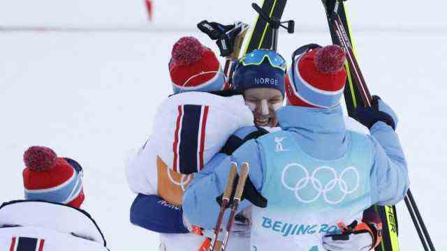 Biathlon at the Olympics: Gold again: The Norwegians heart final runner Vetle Sjaastad Christiansen (middle).