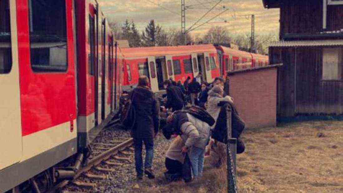 Beim Zusammenstoß von zwei S-Bahnen sind offenbar auch Menschen verletzt worden.