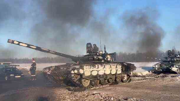 Russische Panzer: Der Kreml bestätigte, dass sich ein Teil der Soldaten zurückziehe. (Quelle: imago images/SNA)