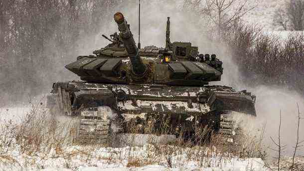 Ein russischer Panzer während einer militärischen Übung: Laut US-Berichten hat sich die Lage an der Grenze zur Ukraine erneut verändert. (Quelle: dpa/Uncredited/Russian Defense Ministry Press Service/AP)