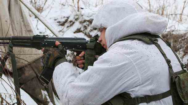 Ein bewaffneter Mann im Donbass: Russische Medien berichten von Übergriffen – doch die Berichte wurden nicht bestätigt. (Quelle: imago images/Itar-Tass)