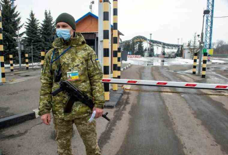 A Ukrainian border guard on duty at the border crossing between Ukraine and Russia, some 40 km from Ukraine's 2nd city, Kharkiv, on February 16, 2022. (AFP / Sergey BOBOK)