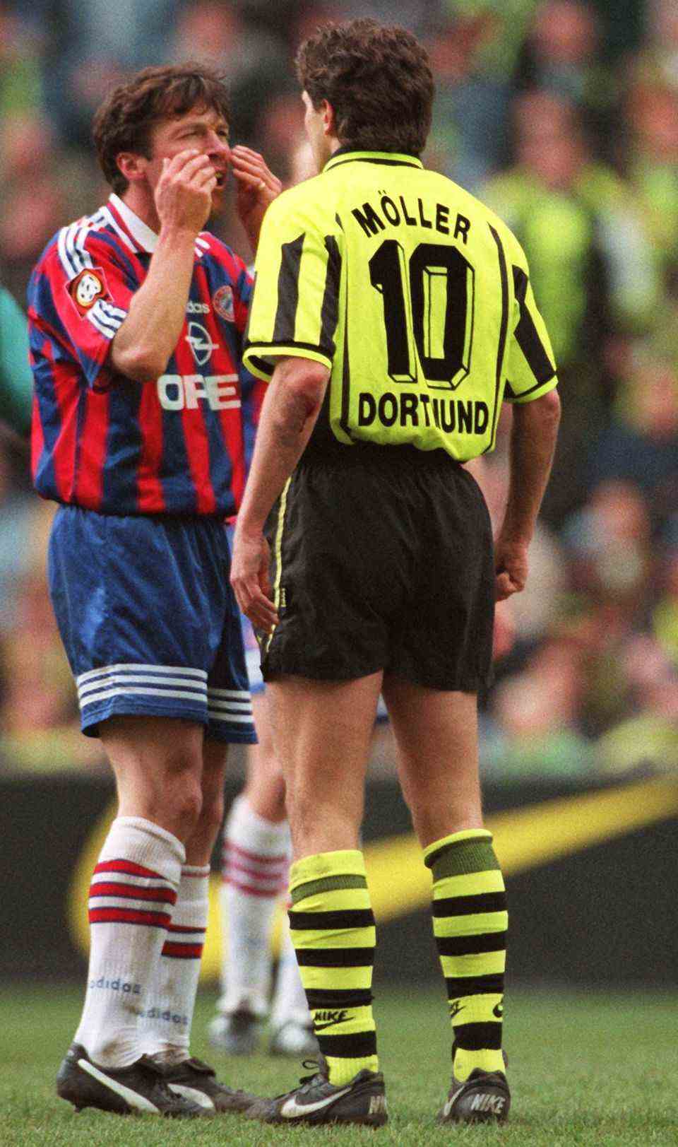 "crybaby" Möller Lothar Matthäus mocks BVB midfielder Andreas Möller in April 1997. With his gesture, the Bayern captain recalls Möller's nickname, "crybaby", which sticks with him to this day.  Of course, Möller did not allow himself to be provoked by this.  He played well and the game ended 1-1.