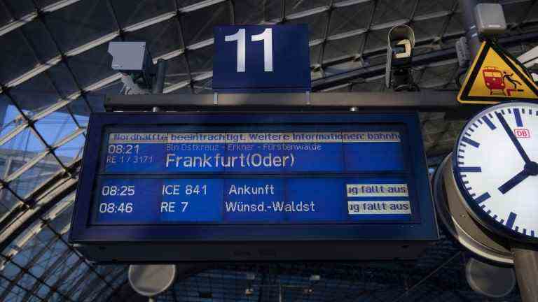 Information for travelers in the main station: Because of the storm, the train canceled long-distance traffic in Berlin and Brandenburg (Photo: Paul Zinken / dpa)