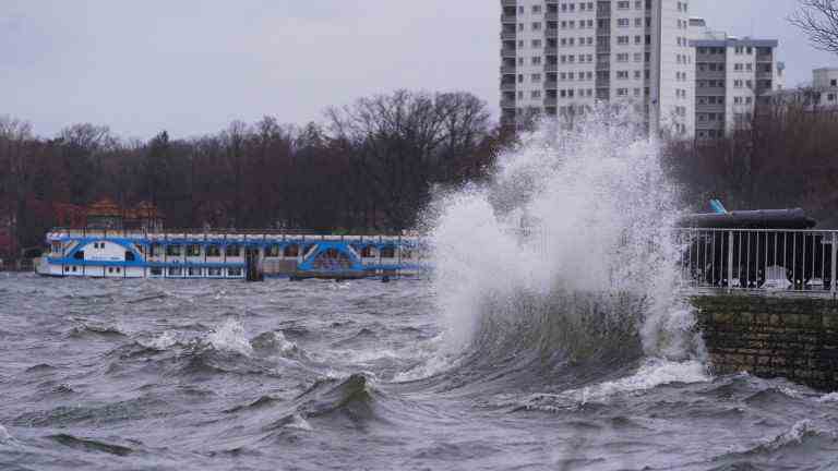 The waves at Tegeler See crash against the Greenwich promenade several meters high.  According to the meteorologists, storms and hurricanes with wind speeds of up to 120 km/h are expected in the coming night and for the next few days (Photo: Jörg Carstensen/dpa)