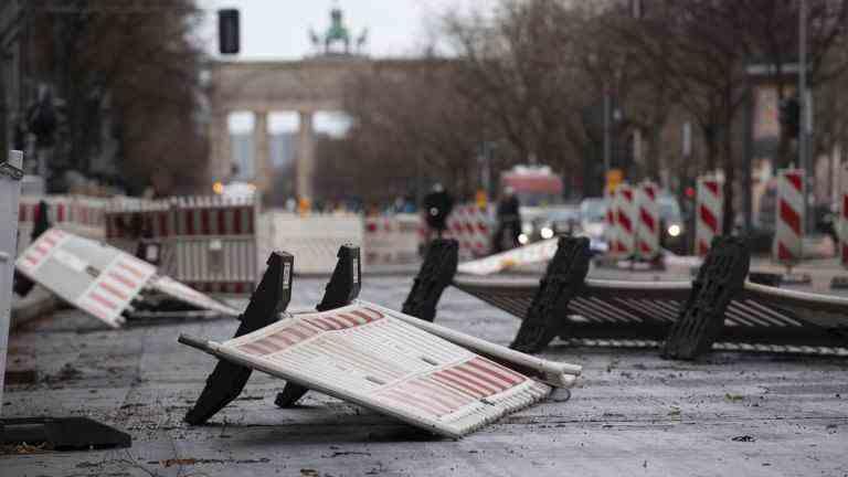 Barriers torn down by the wind are located at a construction site on Unter den Linden (Photo: Paul Zinken / dpa)
