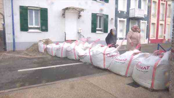 Sandbags have been installed in Crotoy to prevent the risk of submersion, linked to storm Eunice.
