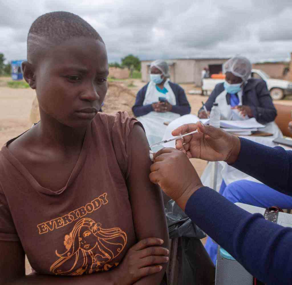 Eine junge Frau in Zimbabwe wird geimpft