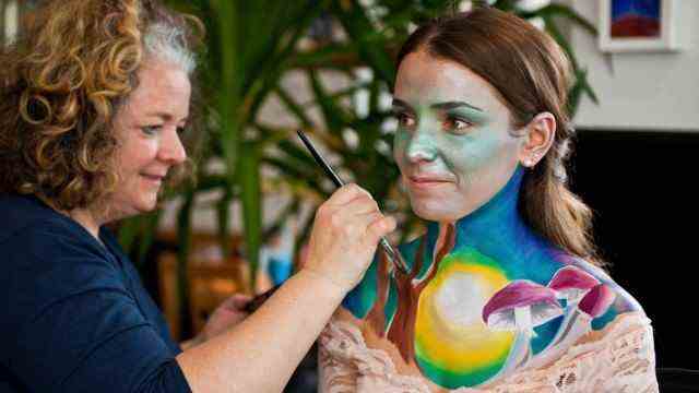 Art on the body: daughter Katharina lets her mother transform her into a colorful magical creature.