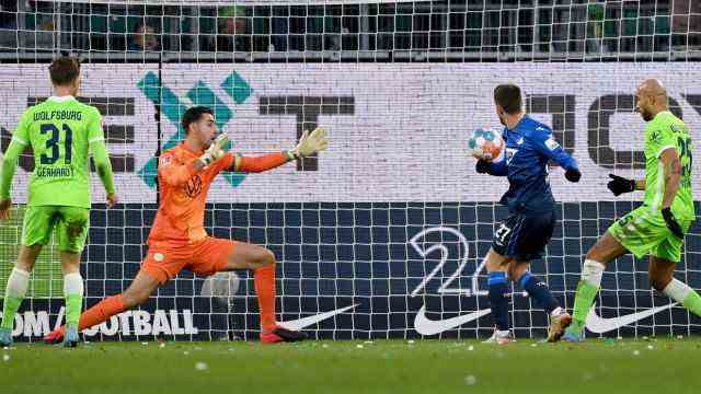 Bundesliga: Koen Casteels can't hold back: Hoffenheim's Andrej Kramaric is able to insert the goal unhindered to make it 2-1 for the guests from a short distance.