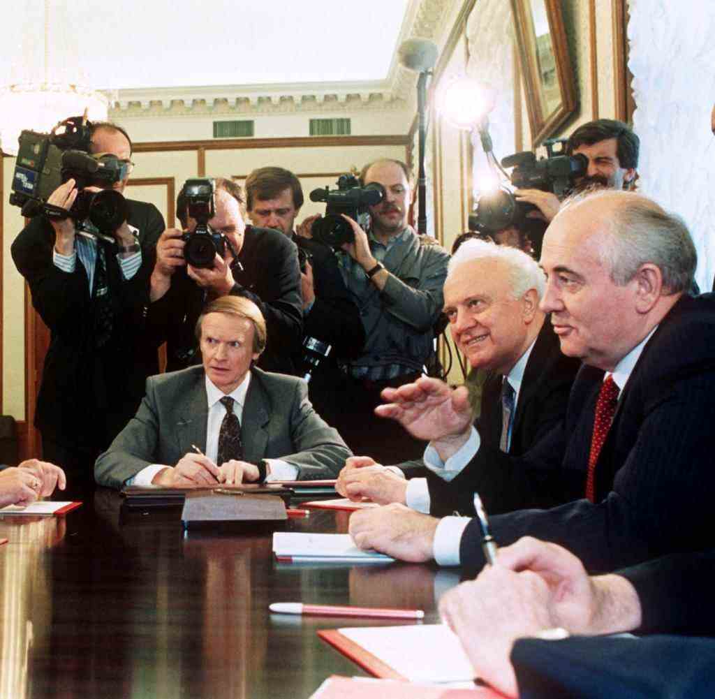 Als erster Vertreter seines Amtes reiste der Nato-Generalsekretär Manfred Wörner (l) am 14. Juli 1990 in die sowjetische Hauptstadt Moskau zu einem Gespräch mit Staatspräsident Michail Gorbatschow (r) und dem sowjetischen Außenminister Eduard Schewardnadse (2.v.r.).