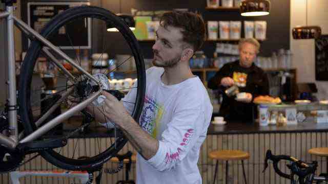 Culture and leisure: meeting place for cyclists and coffee lovers: owner Jens Hoffmann (right) in his shop "3Mills Cycling & Coffee".