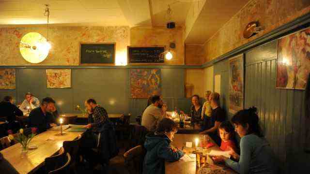 Culture and Leisure: That "yol" is one of the long-established restaurants in the Dreimühlenviertel and lures with down-to-earth Turkish cuisine.