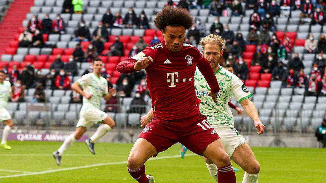 Leroy Sané (Mi.) liegt zur Pause mit dem FC Bayern gegen Greuther Fürth zurück.