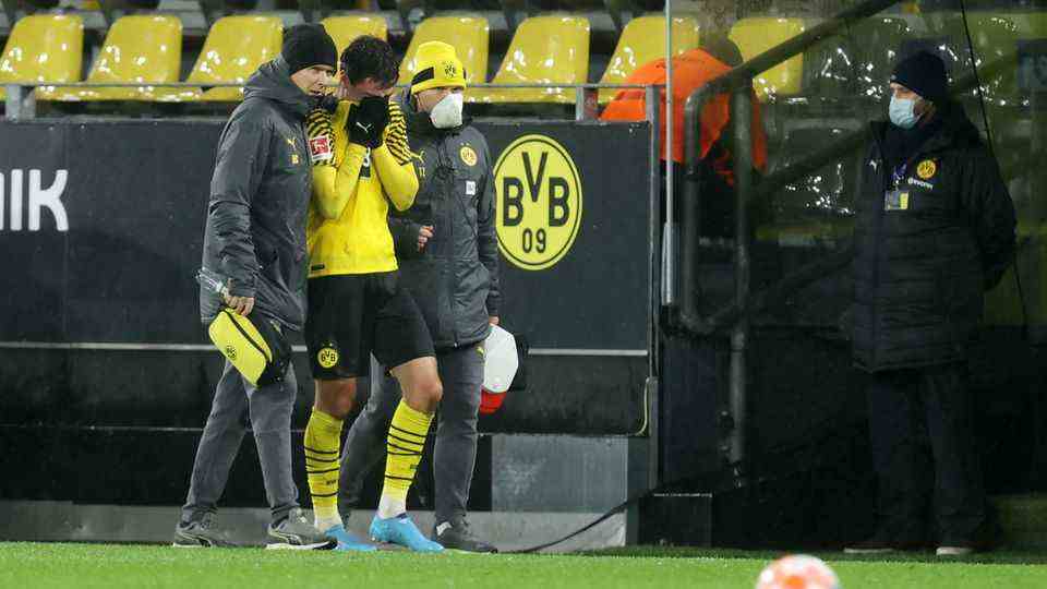 Giovanni Reyna leaves the pitch in tears.  The 19-year-old from Dortmund was just playing his second game after an injury break since the end of August - but after 30 minutes it was over again.  Because of his reaction on the pitch - a grab on his thigh - and his tears, it is to be feared that the next injury break is imminent.