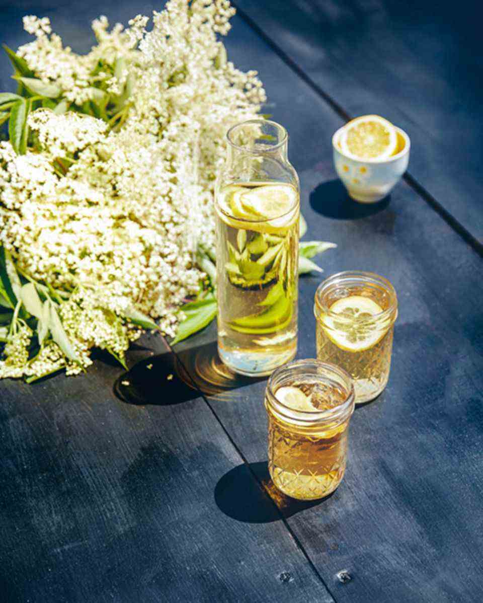 This fruity elderflower syrup shows that it's not always alcohol.  Makes about 2 liters of syrup: 2 liters of water, 40-50 large elderflowers, 700 g organic sugar, 4 whole organic lemons, thinly sliced ​​elderflowers Shake vigorously to get rid of dust and crawling creatures, but never wash, as this will lose it her aroma.  Place the water and sugar in a large saucepan and heat until the sugar has dissolved.  Place the elderflowers and lemon slices in a large container and pour over the sugar water.  Cover and leave in the kitchen for at least 12 hours.  Strain through cheesecloth and place in glass bottles in the fridge.