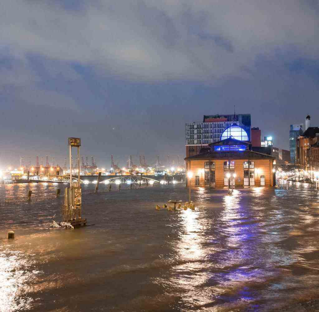 The fish market in Hamburg was flooded again by a storm surge