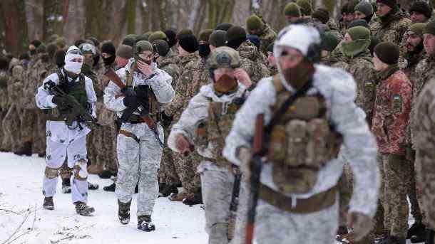 Ukrainische Soldaten und Freiwillige (Archivbild): Bei Gefechten sind nach Armeeangaben mindestens zwei Soldaten ums Leben gekommen. (Quelle: AFP/Sean Gallup)