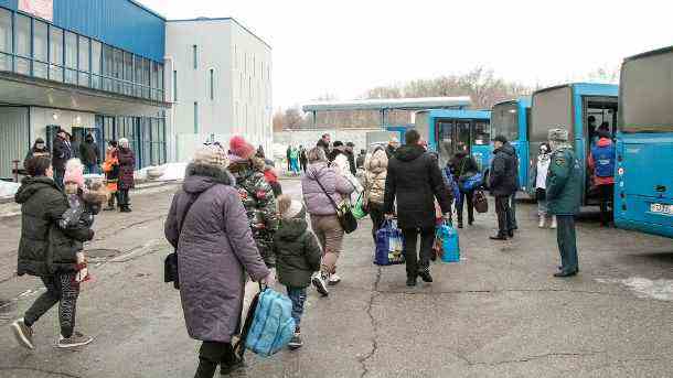 Zivilisten bei einer Evakuierungsmission am Dienstag: Russland hat nach eigenen Angaben bereits 90.000 Menschen aufgenommen. (Quelle: imago images/ITAR-TASS)