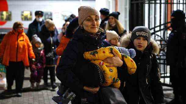 Eine Frau hält ein Kind in den Armen: Sie gehört zu den Evakuierten aus der Donbas-Region. (Quelle: imago images/Vladimir Smirnov)