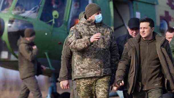 Der ukrainische Präsident Wolodymyr Selenskyj bei einer Militärübung (Archivbild): Er verurteilt die russischen Aktionen als Angriff auf die Ukraine. (Quelle: imago images)